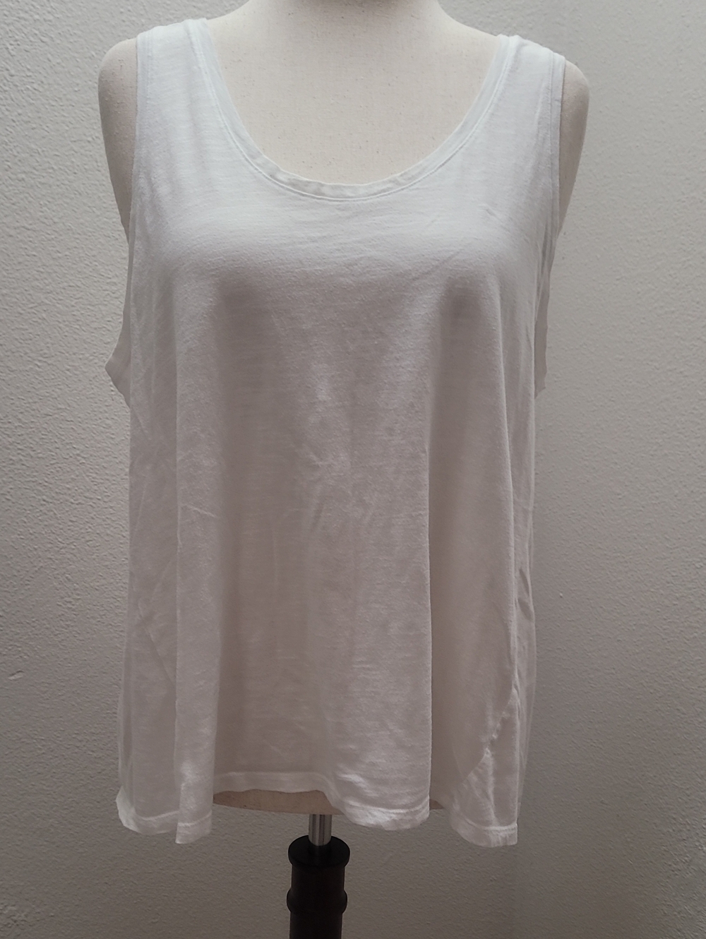 Universal Thread Women's White Scoop Neck Tank Top